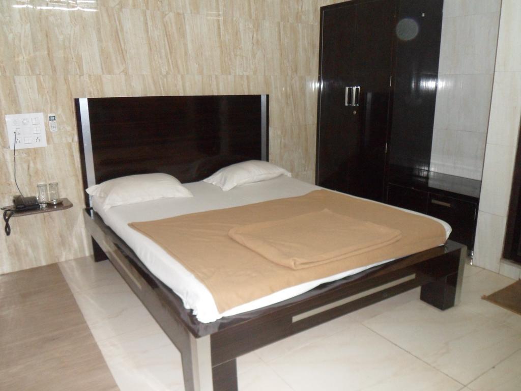 Hotel Jasmine Ahmedabad Eksteriør billede